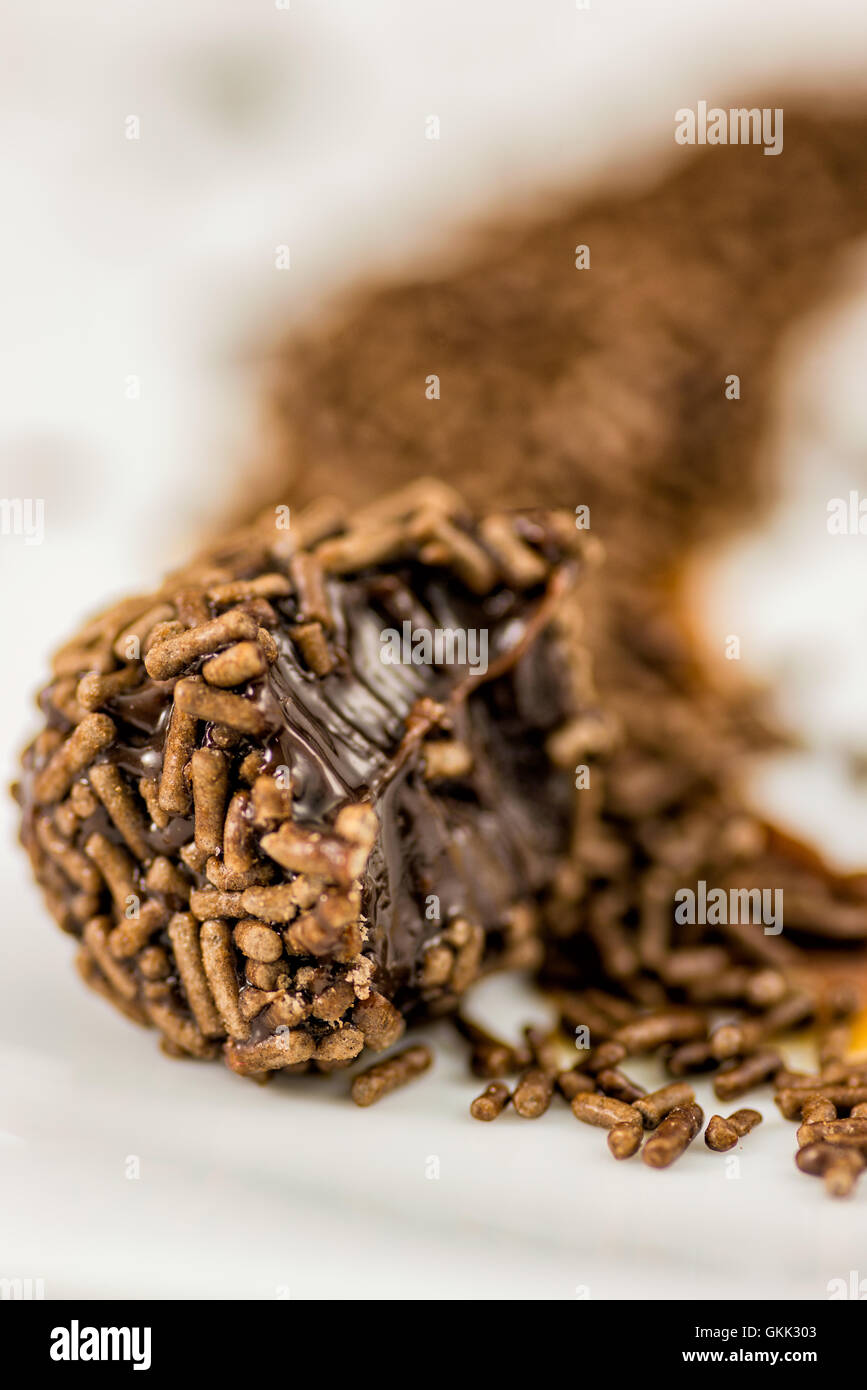 Angebissene Schokolade brasilianischen Brigadeiro und einen Löffel Stockfoto