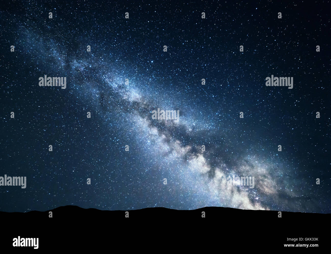 Erstaunlich lebendige Milchstraße zu Bergen. Nacht-bunte Landschaft. Sternenhimmel mit Hügeln am Sommer. Schöne Universum. Raum Stockfoto