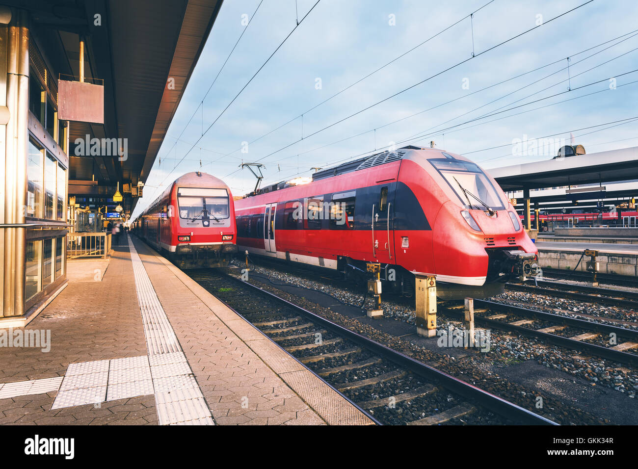 Schöne Bahn Bahnhof mit modernen high-Speed rot Stockfoto