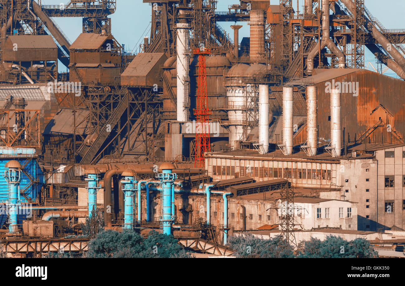 Industriebauten. Stahlwerk bei Sonnenuntergang. Rohre mit Rauch. Metallurgische Fabrik. Stahlwerke, Eisenhütte. Schwerindustrie in Stockfoto