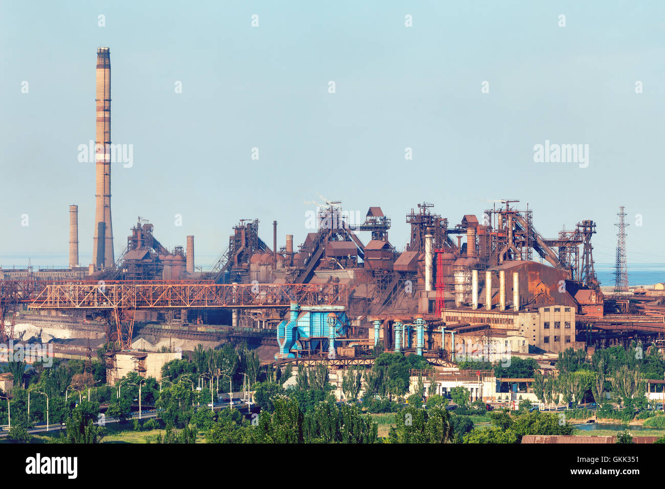 Industrielandschaft. Stahlwerk mit Rohren bei Sonnenuntergang. Metallurgische Fabrik. Stahlwerke, Eisenhütte. Schwerindustrie in Mariupo Stockfoto