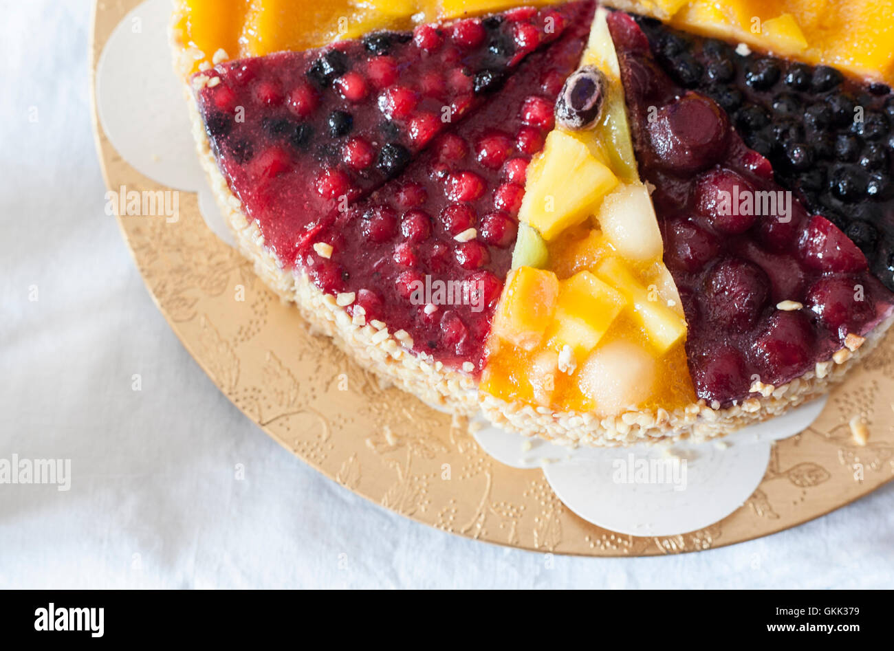 Erfrischende Torte mit gefrorenen Beeren und Früchte über Baumwolle Tischdecke. Ansicht von oben Stockfoto