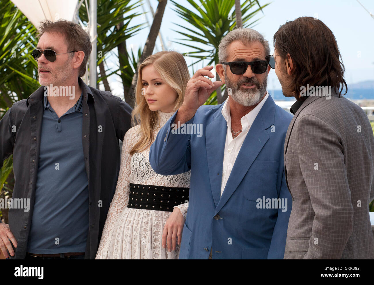 Regisseur Jean-Francois Richet, Erin Moriarty, Mel Gibson und Diego Luna auf das Blut Vater Film Foto rufen auf der 69. Cannes F Stockfoto