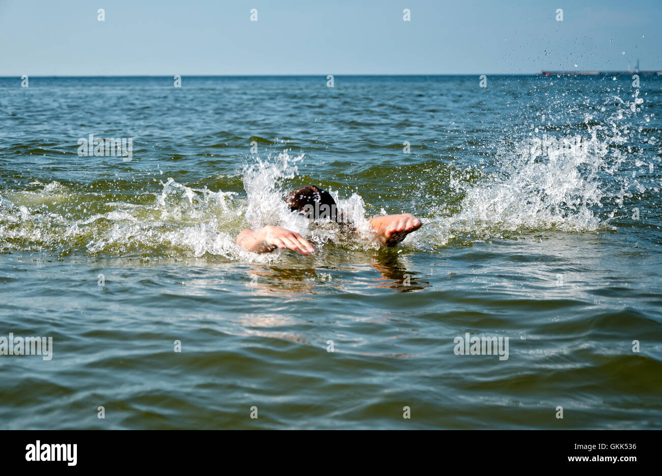 Junge Männchen Schwimmen im Meer/Ozean Stockfoto