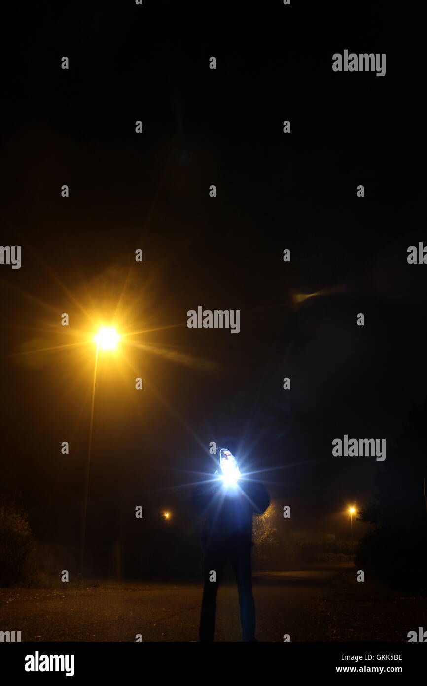 Mann in der Nacht mit mobilen Strobe-Einheit Stockfoto