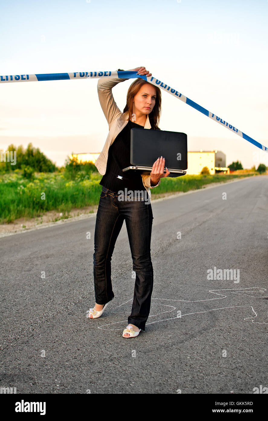 Junge Kriminalist mit Laptop Kreuzung Polizei Klebeband Stockfoto