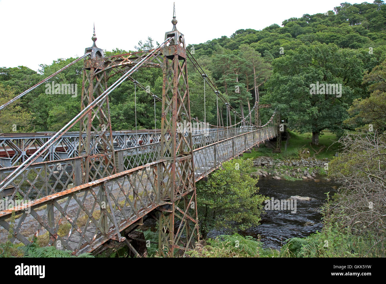 110 Jahre alte Metall Hängebrücke am Besucherzentrum unter Caban Coch Reservoir Elan Tal Powys Mid Wales Stockfoto