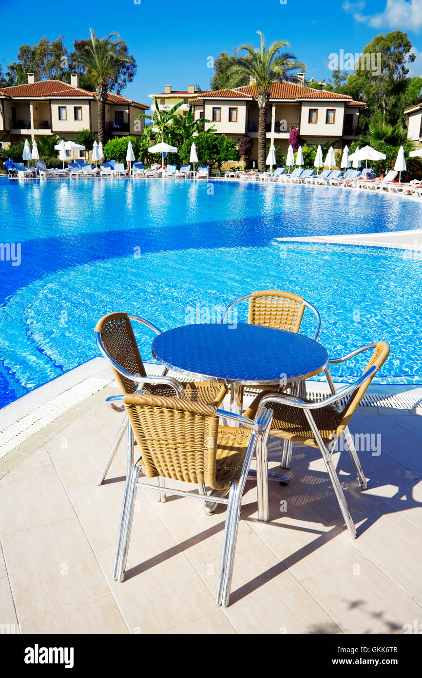 Tisch und Stühle in der Nähe einen kühlen Pool an einem heißen Tag canicular Stockfoto