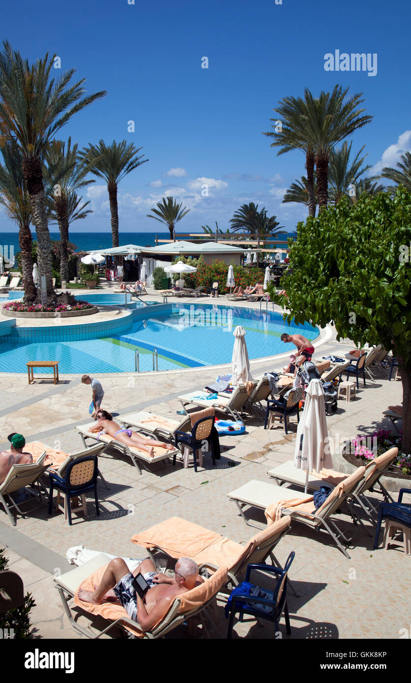 Schwimmbäder in Athena Beach Hotel Resort in Paphos - Zypern Stockfoto