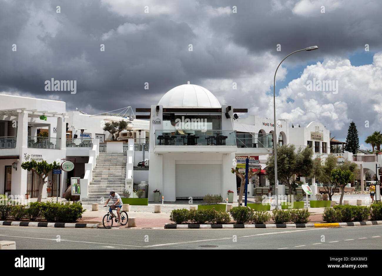 Komplex mit Kuppel Bar und Restaurants auf Poseidonos Ave in Paphos Zypern Stockfoto