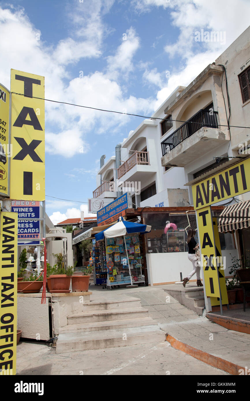 Hof-Gasse aus Poseidonos Ave in Pathos, gesäumt von Restaurants und Geschäften in Paphos, Zypern. Stockfoto