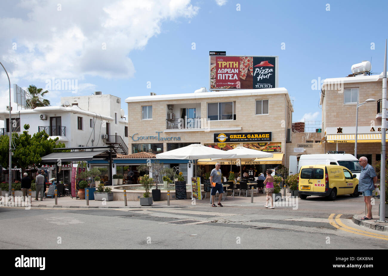 Poseidonos Avenue in Pathos, gesäumt von Restaurants und Geschäften in Paphos, Zypern Stockfoto
