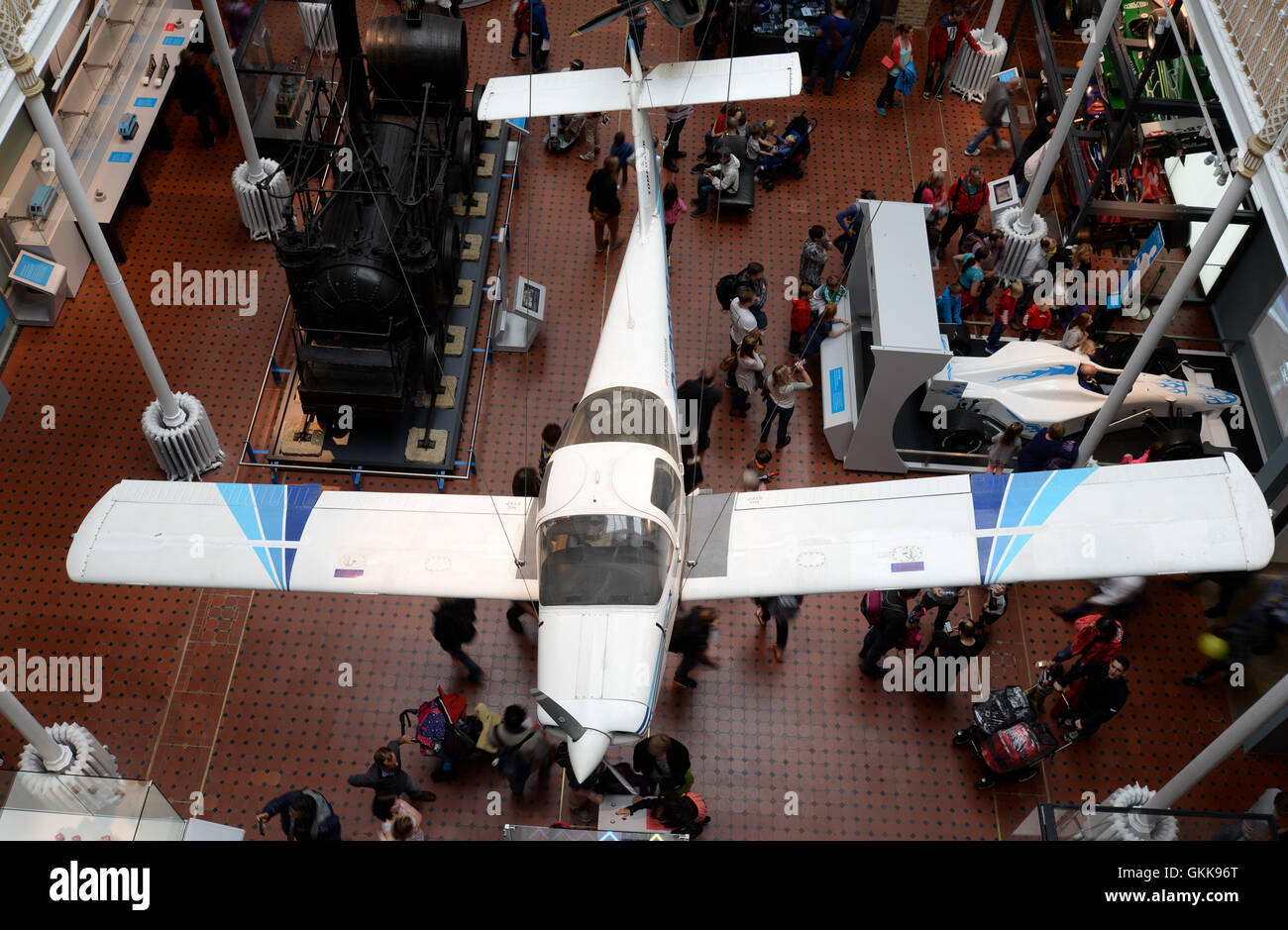 Eine Piper PA-38 Tomahawk, G-BGXB auf dem Display in das National Museum of Scotland Stockfoto