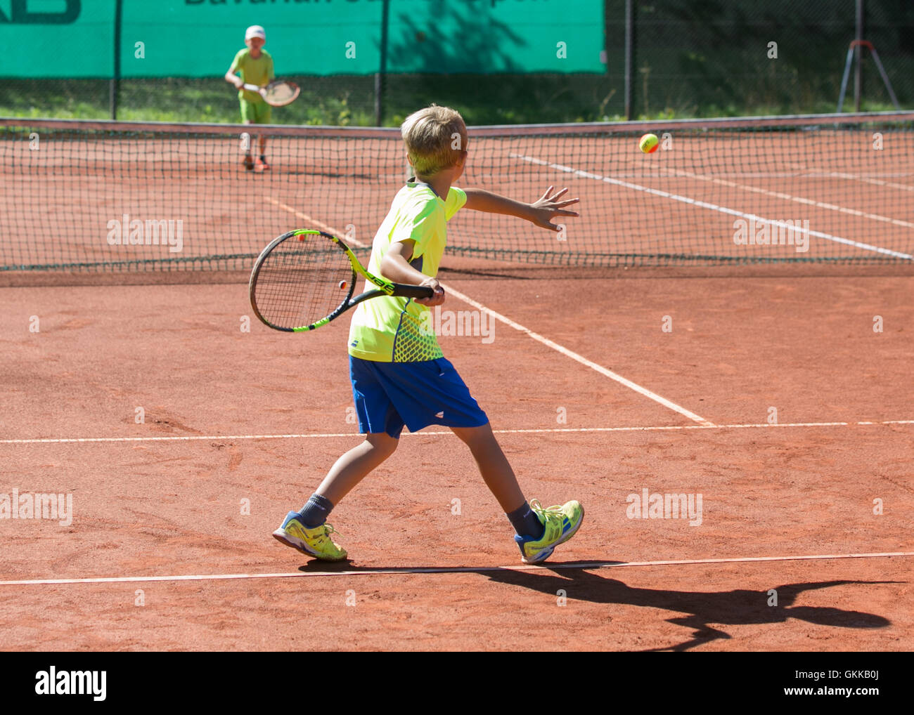 Jungen mit dem Tennisspielen. Stockfoto