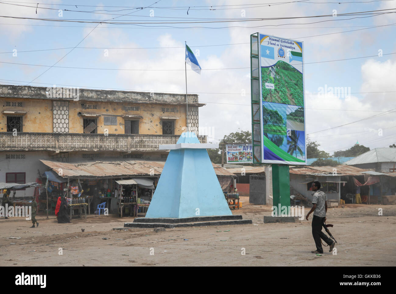 SOMALIA, Kismayo: In einem Photogaph 12. Oktober 2013 aufgenommen und durch die hybride Nationen Informationen Support Team 15 Oktober veröffentlicht, kreuzt Mitglied schlicht gekleidet die somalische Sicherheitskräfte eine Straße an einem Inter Abschnitt während einer Patrouille von kenianischen Soldaten, die mit der Mission der Afrikanischen Union in Somalia (AMISOM) in der südlichen somalischen Hafen Stadt von Kismayo. 16 Oktober ist zwei Jahre her, dass Kenia Defense Force zuerst in Somalia unter Betrieb Linda Nchi - was bedeutet Betrieb schützen das Land in Kiswahili - nach einer Serie von Entführungen und grenzüberschreitende Überfälle Alon eingegriffen Stockfoto