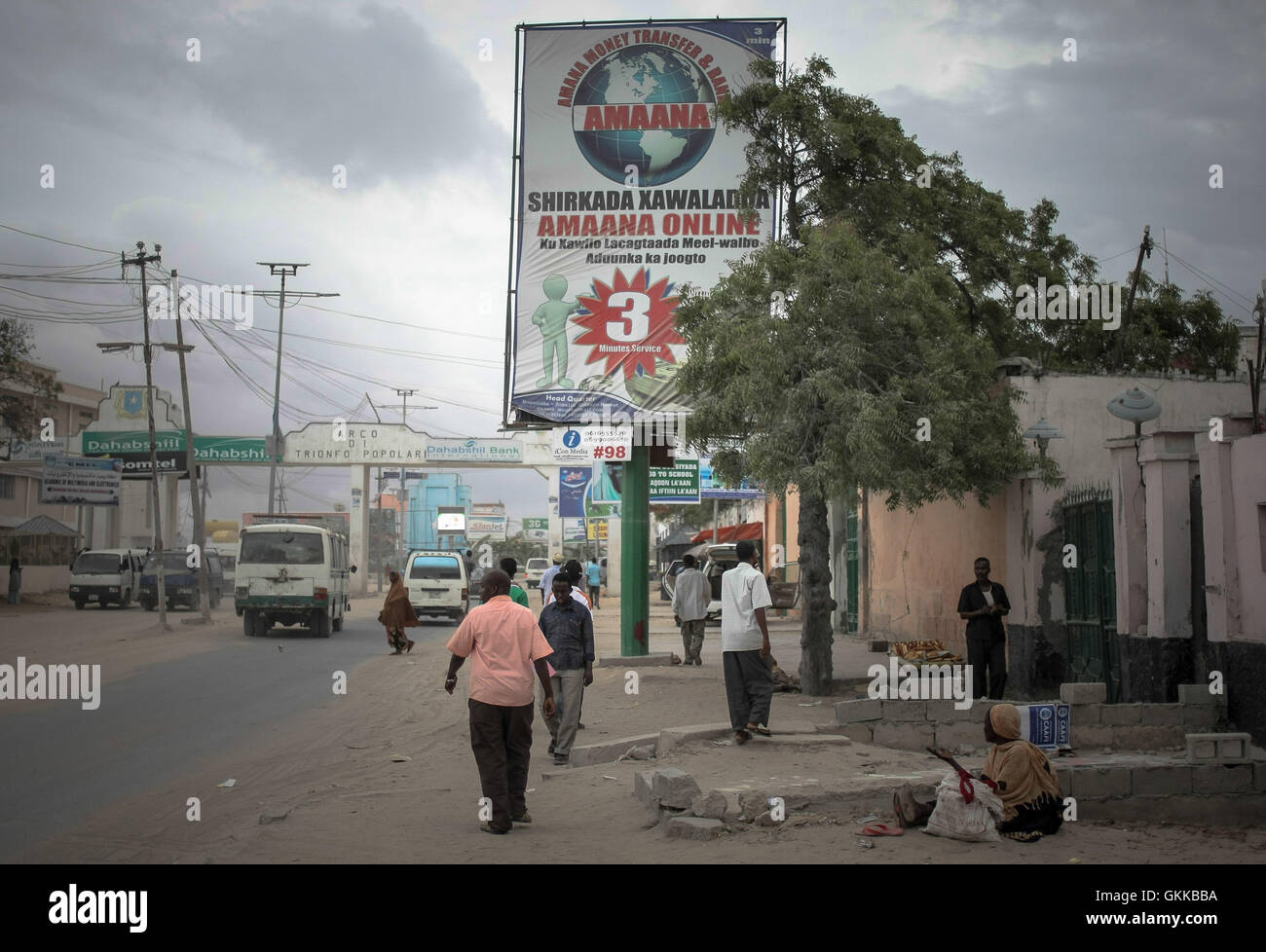 SOMALIA, Mogadischu: Auf einem Foto genommen 23. Oktober 2013 und veröffentlicht durch die hybride Nationen Erlebnisposten Support Team 25 Oktober, Plakate, Anzeigen von Werbung für internationale Geld-Transfer-Unternehmen, sind die Kilometer 4-Kreuzung in der somalischen Hauptstadt Mogadischu neu zu sehen. Millionen von Menschen in der Nation Horn von Afrika Somalia verlassen sich auf Geld von ihren Verwandten und Freunden im Ausland in Form von Überweisungen, um zu überleben, aber es steht zu befürchten, dass eine Entscheidung der Barclays Bank, die Konten von einigen der größten somalischen Geldtransfer zu schließen – wegen Firmen Annou sein Stockfoto