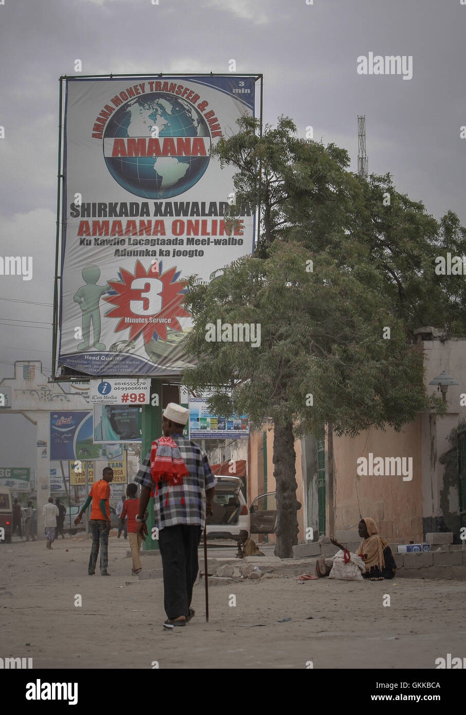 SOMALIA, Mogadischu: Auf einem Foto genommen 23. Oktober 2013 und veröffentlicht durch die hybride Nationen Erlebnisposten Support Team 25 Oktober, Plakate, Anzeigen von Werbung für internationale Geld-Transfer-Unternehmen, sind die Kilometer 4-Kreuzung in der somalischen Hauptstadt Mogadischu neu zu sehen. Millionen von Menschen in der Nation Horn von Afrika Somalia verlassen sich auf Geld von ihren Verwandten und Freunden im Ausland in Form von Überweisungen, um zu überleben, aber es steht zu befürchten, dass eine Entscheidung der Barclays Bank, die Konten von einigen der größten somalischen Geldtransfer zu schließen – wegen Firmen angekündigt werden Stockfoto