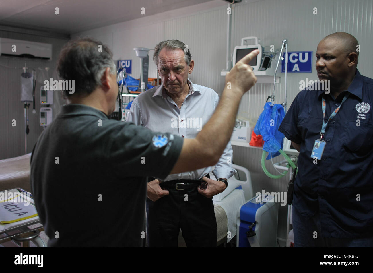 Am 27. Oktober 2013 besuchte der stellvertretende Generalsekretär der Vereinten Nationen, Jan Eliasson, eine medizinische Einrichtung der Stufe II im AMISOM-Basislager in Mogadischu, Somalia, um sich während seines offiziellen Besuchs am Horn von Afrika mit medizinischem Personal zu treffen. Stockfoto