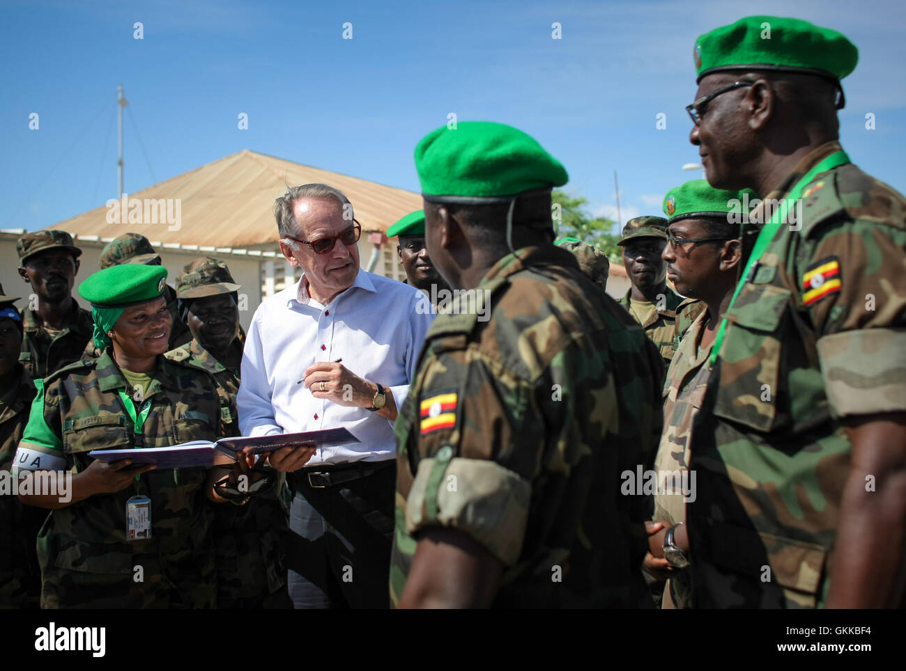 Am 27. Oktober 2013 besuchte der stellvertretende Generalsekretär der Vereinten Nationen, Jan Eliasson, eine medizinische Einrichtung der Stufe II in Mogadischu, wo er mit medizinischem Personal des ugandischen Kontingents der AMISOM sprach und deren Beiträge zur Gesundheitsversorgung in Somalia hervorhob. Stockfoto