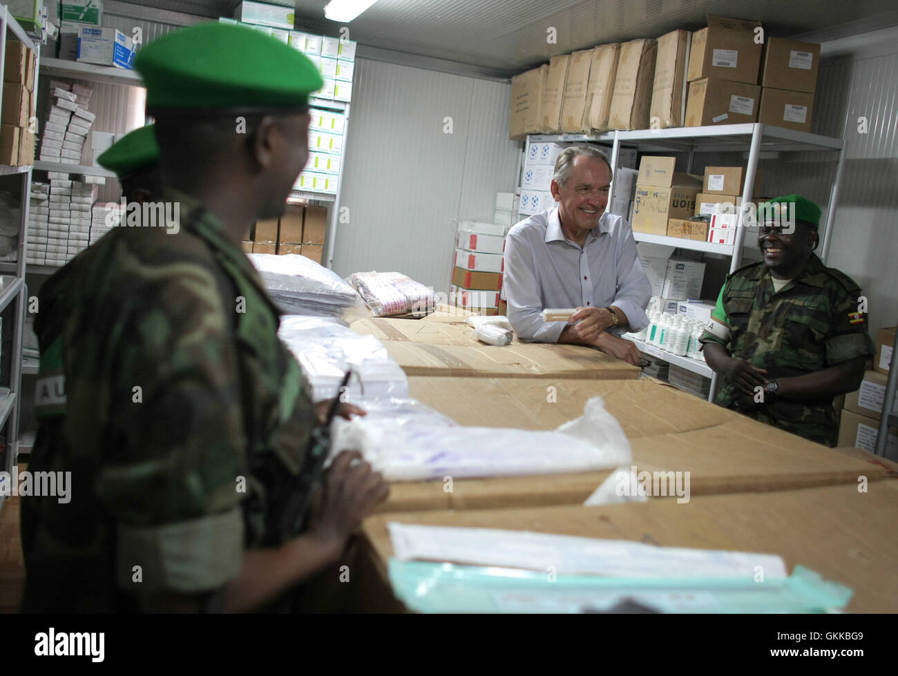 Der stellvertretende Generalsekretär der Vereinten Nationen, Jan Eliasson, spricht am 27. Oktober 2013 mit medizinischem Personal des ugandischen Kontingents der AMISOM in der medizinischen Einrichtung der Stufe II in Mogadischu. Die Einrichtung ist Teil der Bemühungen der AMISOM, während ihrer Friedensmission medizinische Hilfe zu leisten. AMISOM-Foto. Stockfoto