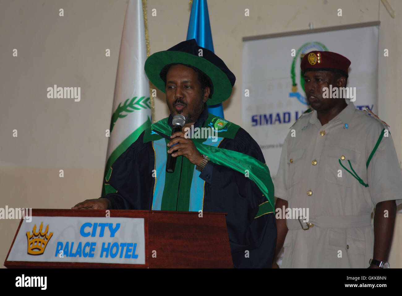 Präsident Hassan Scheich Mohamud spricht am 28. November 700 Absolventen bei der Abschlussfeier der Simad-Universität in Mogadischu, Somalia, an und fördert so das Bildungswachstum. Stockfoto