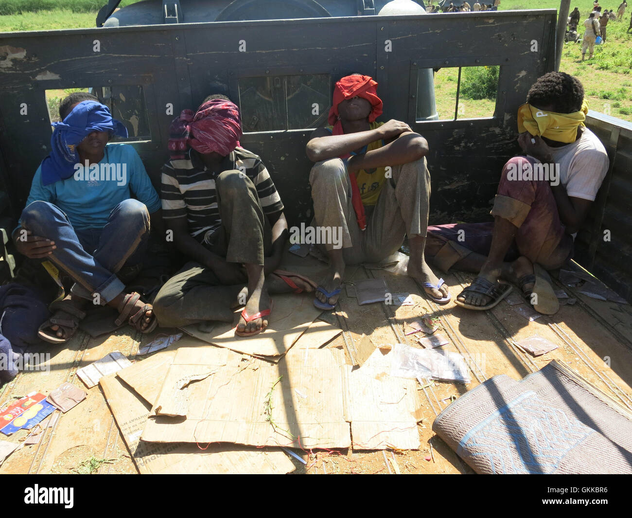 Mutmaßliche Al-Shabaab-Steuereintreiber und Zollbeamte wurden am 27. November in Burjada Caynta in der Nähe von Beledweyne in der Region Hiran in Somalia gefangen genommen. Die Einzelpersonen wurden im Rahmen der fortlaufenden Bemühungen somalischer Streitkräfte und der AMISOM festgenommen, Al Shabaab die Einnahmen generierenden Aktivitäten in der Region zu unterbinden. Au UN ist Photo / Mohamed Haji. Stockfoto