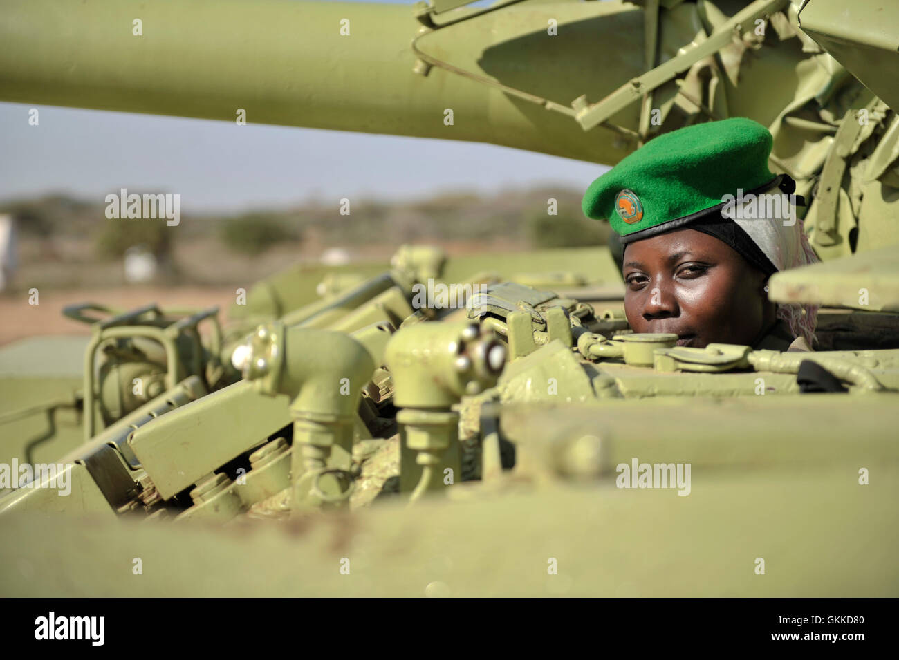 Panzerfahrer, Gefreiter Mudondo Zabina von Uganda Völker Defence Forces, im  Abschnitt Treiber von ihrem Tank. Zabina ermutigt alle jungen Mädchen da  draußen, auch die Frauen, zu kommen, die Armee wenigstens glaubt, dass