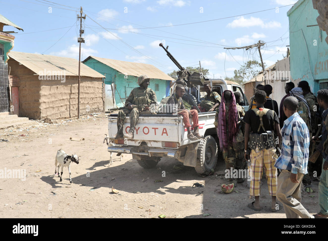 Somali National Army Soldaten sitzen oben auf ein technisches in der Stadt Qoryooley, Somalia, nach einer erfolgreichen Kooperation mit der Afrikanischen Union und der SNA, die Stadt von al-Shabab-Milizen am 22. März zu erfassen. AU UN IST Foto / Tobin Jones Stockfoto