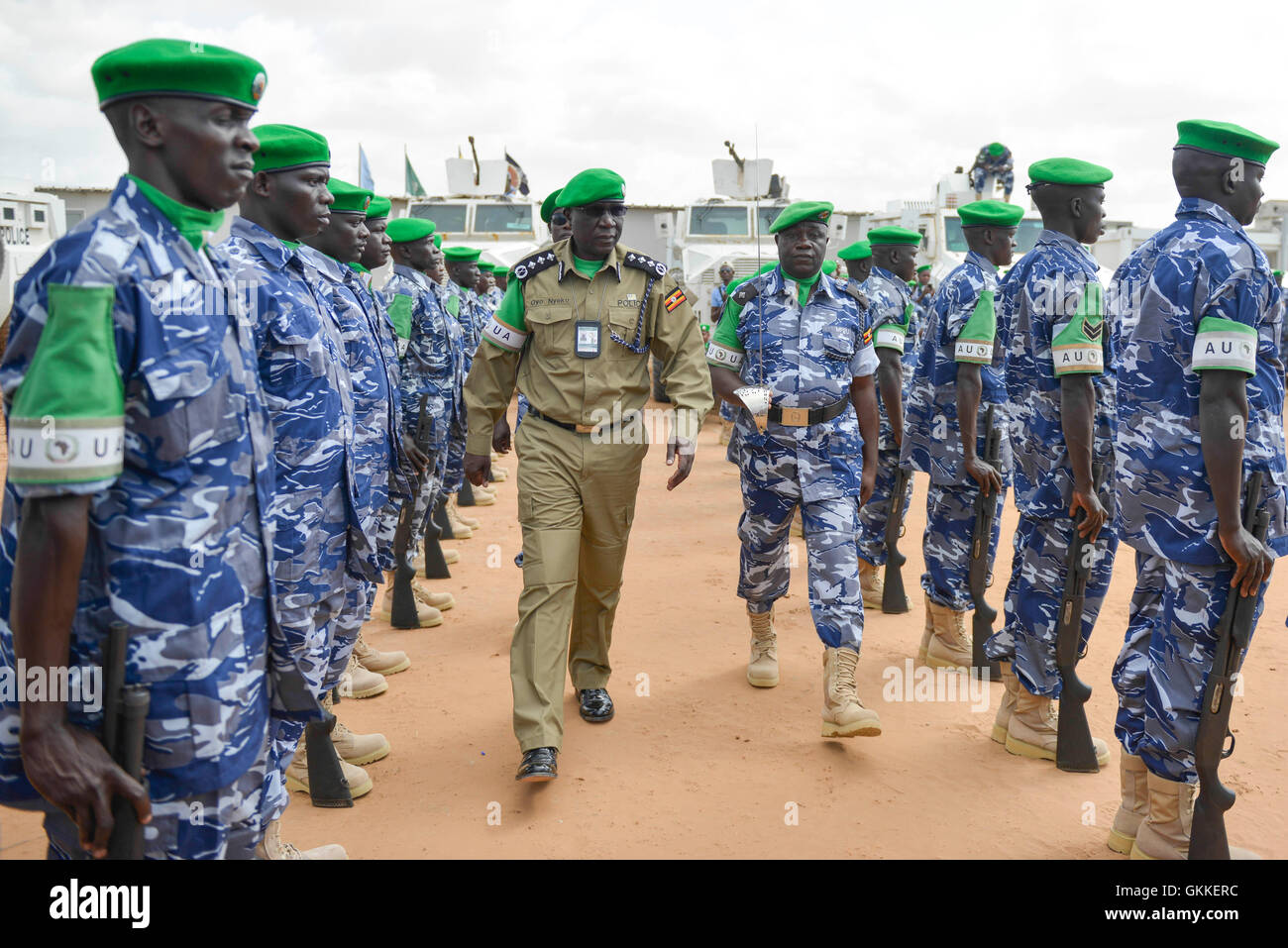 Am 9. Juli 2014 inspizierte AMISOM Assistant Police Commissioner Benson Oyo-Nyeko eine Ehrenwache bei einer Medaillenverleihung für 138 Mitglieder der aus Uganda gebildeten Polizeieinheit im Mogadischu Stadium. Die Polizeibeamten näherten sich dem Ende ihres Einsatzes in Somalia. / AMISOM Photo / David Mutua Stockfoto