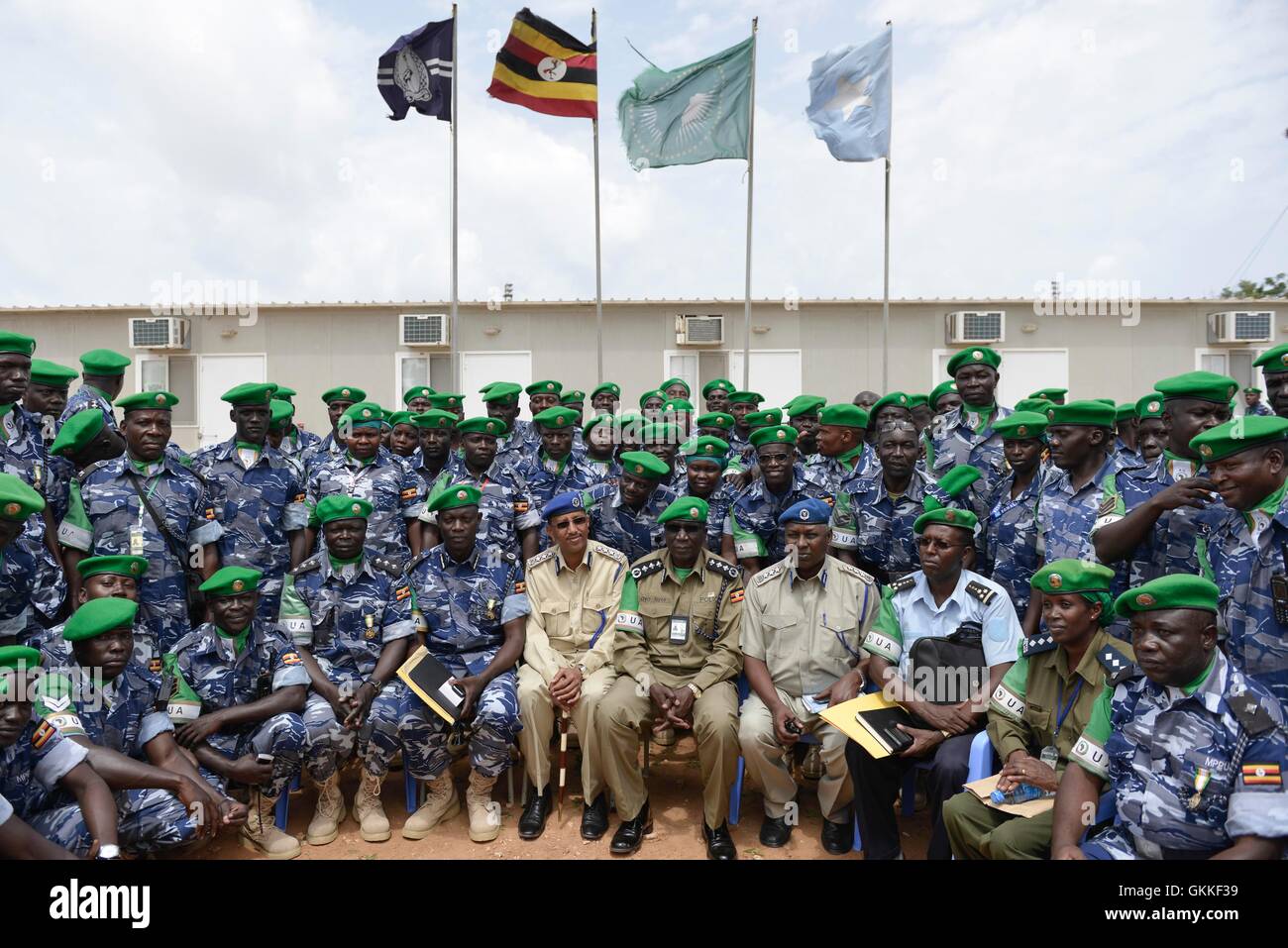 Der somalische Polizeikommissar General Abdihakim Saacid und der stellvertretende Polizeikommissar der AMISOM Benson Oyo-Nyeko posieren mit Beamten der ugandischen Polizeieinheit nach einer Medaillenverleihung am 9. Juli 2014 im Mogadischu-Stadion. Insgesamt 138 Offiziere erhielten für ihren Dienst in Somalia Medaillen. Stockfoto
