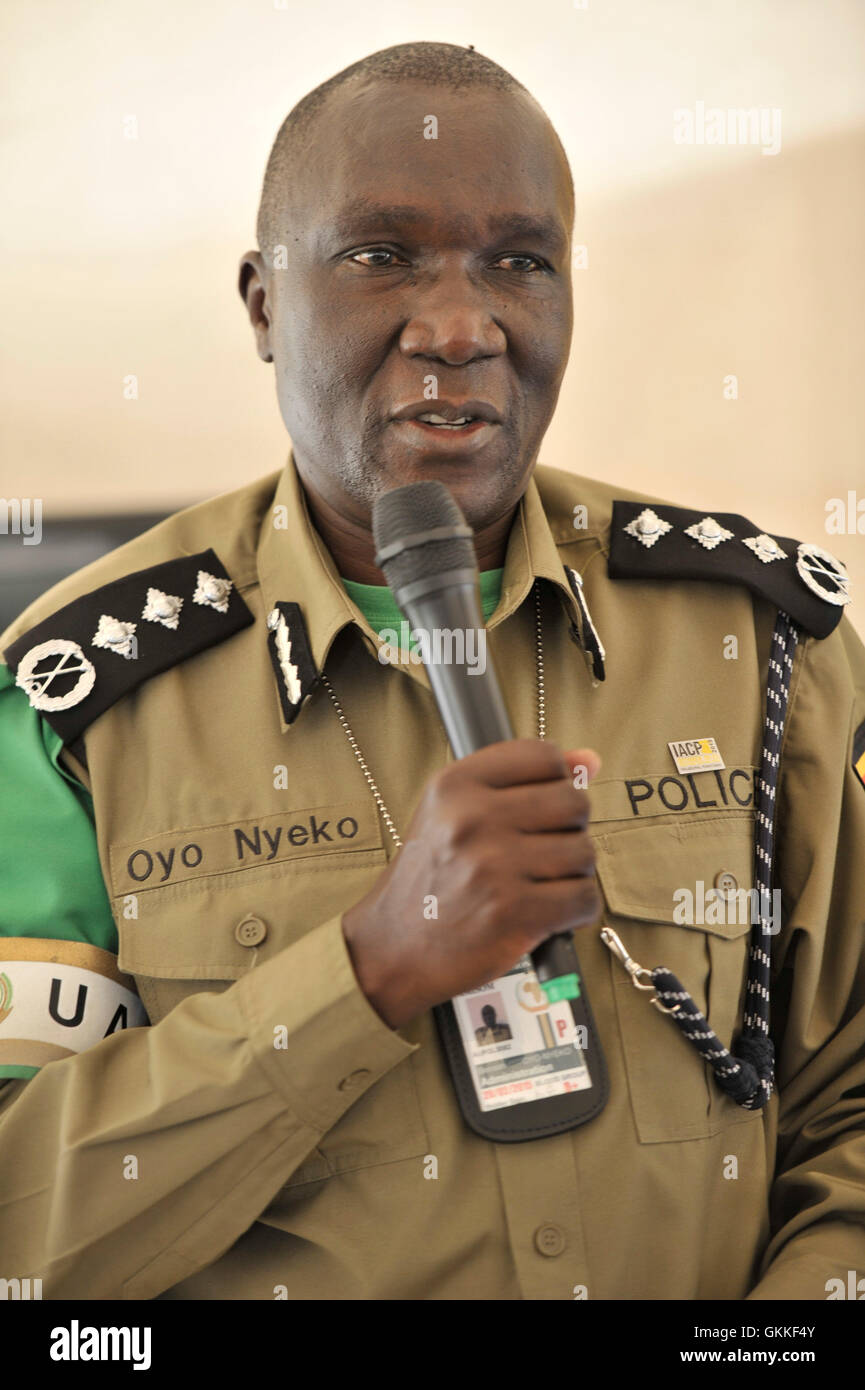 Am 9. Juli 2014 hielt AMISOM Assistant Police Commissioner Benson Oyo-Nyeko eine Rede während einer Medaillenzeremonie im Mogadischu Stadium. 138 Polizisten der formierten Polizeieinheit Ugandas wurden für ihren Dienst anerkannt, da ihr Einsatz in Somalia kurz vor dem Abschluss stand. Stockfoto