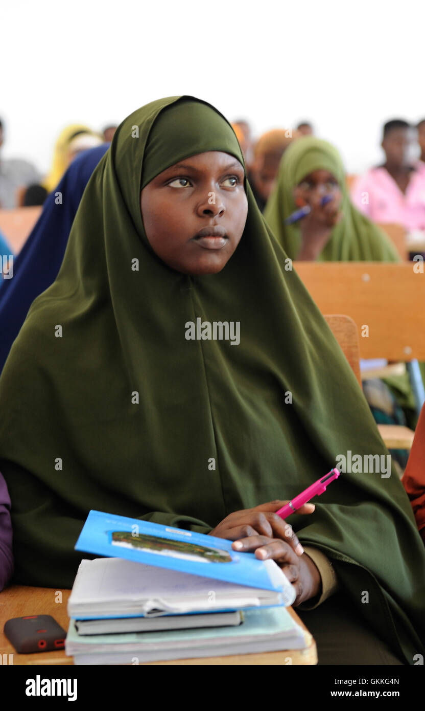 Ein Schüler hört ihr Lehrer im Unterricht an der Somali National University in der Hauptstadt Mogadischu am 23. Oktober 2014. Klassen wurden im September zum ersten Mal in 23 Jahren nach dem Herunterfahren während der Bürgerkriege des Landes statt. Dramatische Verbesserungen in der Sicherheit in der Stadt konnte die Bundesregierung saniert den Campus hat nun 374 Schüler und sechs verschiedenen Fakultäten. AU/UN IST Foto / Ilyas A. unterstützt Stockfoto