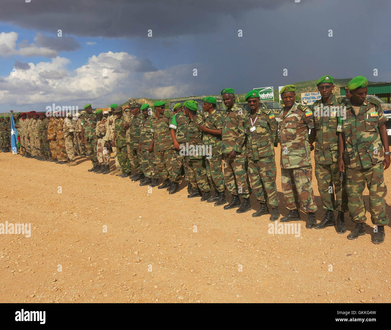 AMISOM Beamten in Sektor 4 warten, um die somalische Präsident Hassan Sheikh Mohamud Belet Weyne Kapital Stadt von Hiran Seengebiet am 23. Oktober 2014 erhalten. AU/UN IST Foto / Ismail Hassan Stockfoto
