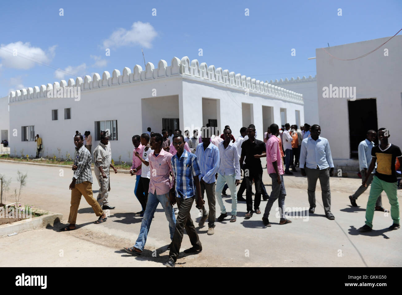 Studenten gehen für eine Pause an der Somali National University in der Hauptstadt Mogadischu am 23. Oktober 2014. Klassen wurden im September zum ersten Mal in 23 Jahren nach dem Herunterfahren während der Bürgerkriege des Landes statt. Dramatische Verbesserungen in der Sicherheit in der Stadt konnte die Bundesregierung saniert den Campus hat nun 374 Schüler und sechs verschiedenen Fakultäten. AU/UN IST Foto / Ilyas A. unterstützt Stockfoto