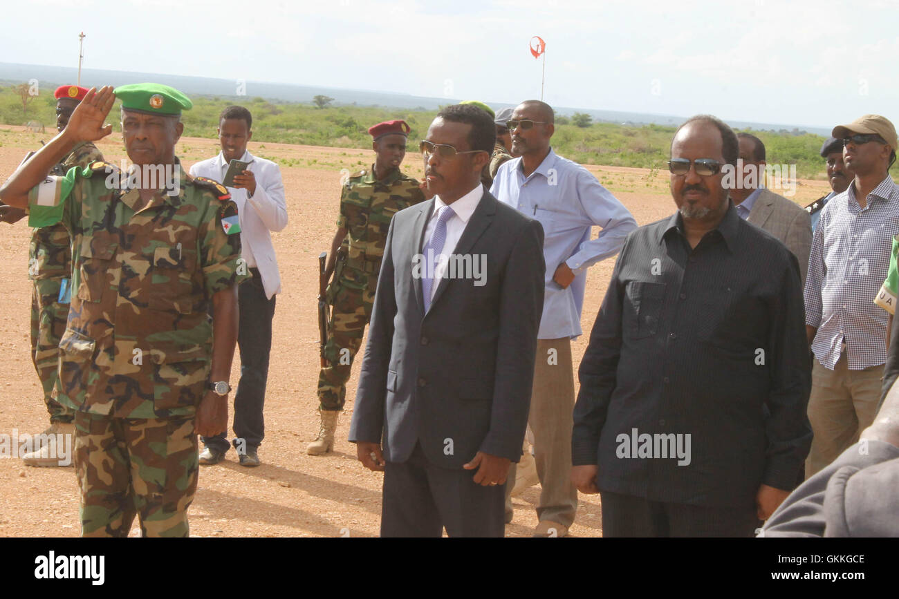 Somalische Präsident Hassan Sheikh Mohamud mit Hiran Gouverneur Abdifatah nehmen eine Ehrenwache von AMISOM Kräfte, wenn der Präsident am 23. Oktober 2014 in Belet Weyne Kapital Stadt von Hiran Seengebiet angekommen. AMISOM Foto / Ismail Hassan Stockfoto