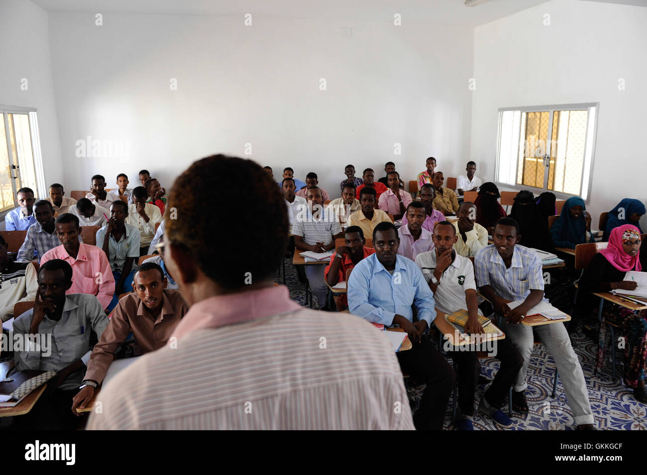 Somalischen Dozent gibt Unterricht an seine Schüler in der Klasse an der Somali National University in der Hauptstadt Mogadischu am 23. Oktober 2014. Klassen wurden im September zum ersten Mal in 23 Jahren nach dem Herunterfahren während der Bürgerkriege des Landes statt. Dramatische Verbesserungen in der Sicherheit in der Stadt konnte die Bundesregierung saniert den Campus hat nun 374 Schüler und sechs verschiedenen Fakultäten. AU/UN IST Foto / Ilyas A. unterstützt Stockfoto