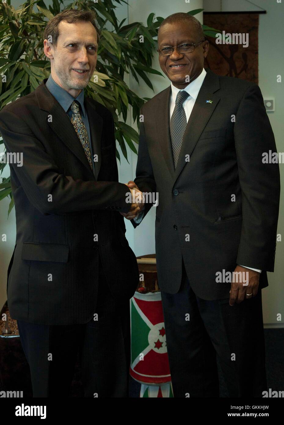 Maman Sidikou, Sonderbeauftragter der Mission der Afrikanischen Union in Somalia, begrüßt Nicholas Westcott, Managing Director des Europäischen Auswärtigen Dienstes für Afrika, am Sitz der EU in Brüssel, Belgien, am 17. März 2015. Im Mittelpunkt des Treffens stand die Verbesserung der Zusammenarbeit zwischen der Afrikanischen Union und der Europäischen Union im Hinblick auf den Friedensprozess Somalias. Stockfoto