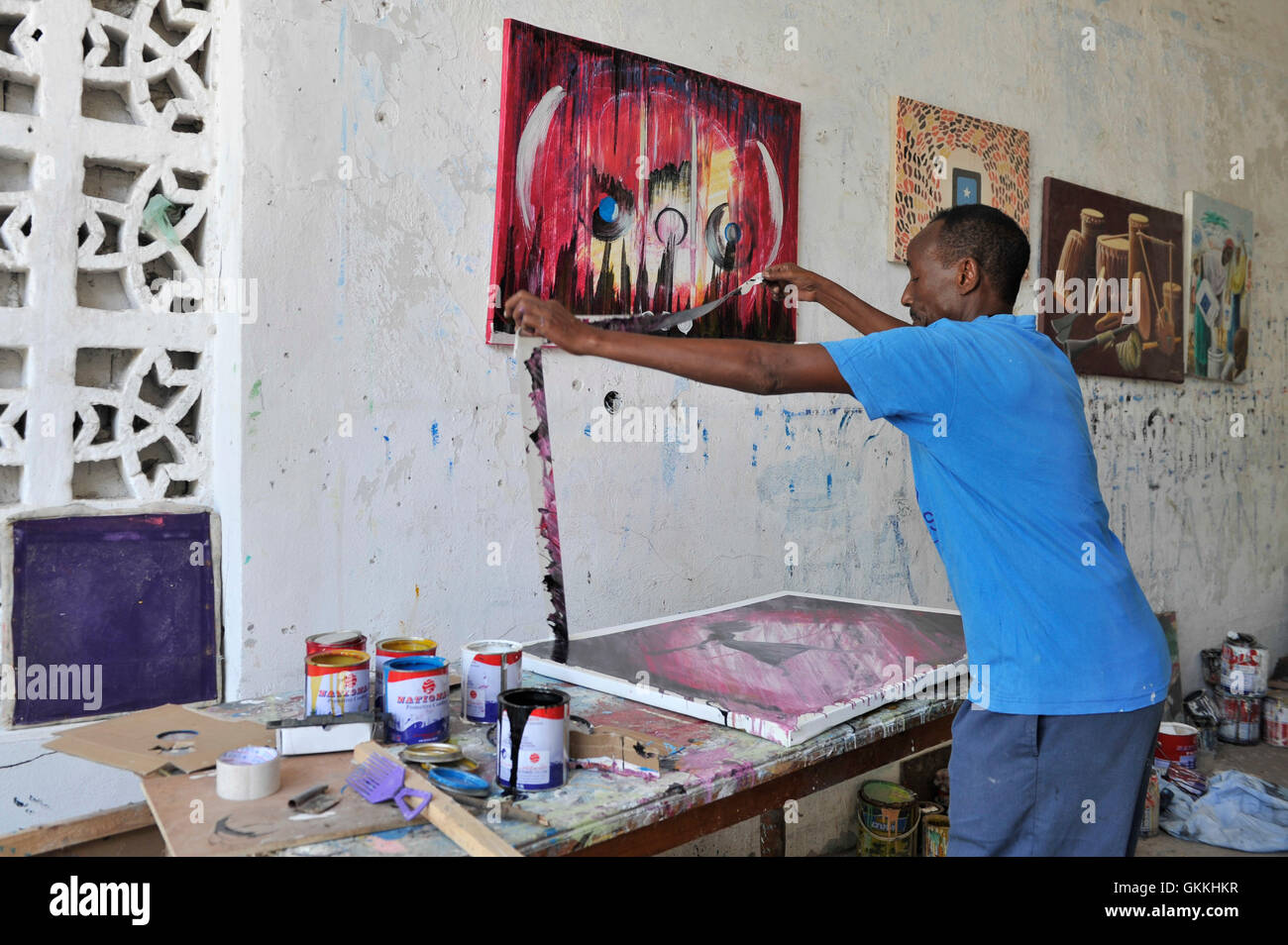 Der somalische Künstler Adan Farah Afey arbeitet am 26. April 2015 in seinem Atelier am Centre for Research and Dialogue (CRD) in Mogadischus Bezirk Wadajir. Somalische Künstler wie Afey nutzen Kunst, um sozialen Wandel, Frieden und gute Regierungsführung zu fördern. Dies geschieht in einer Ära relativen Friedens nach dem Rückzug von Al-Shabaab nach militärischen Bemühungen der Somalischen Nationalarmee (SNA) und der AMISOM. AU UN IST FOTO. Stockfoto