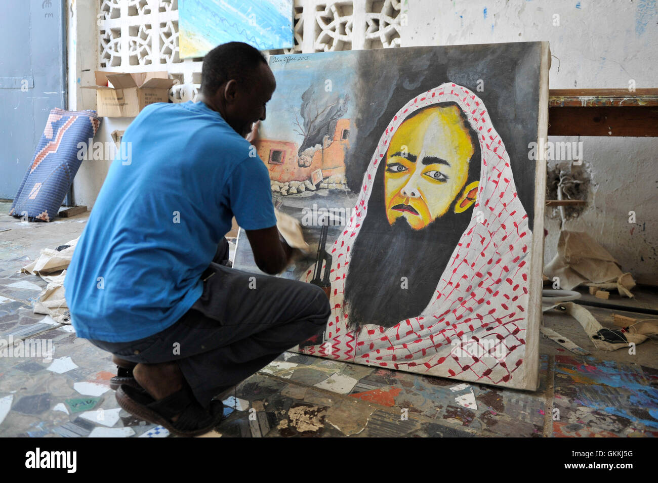 Eine somalische Künstler Adan Farah Afey arbeitet am Zentrum für Forschung und Dialog (CRD) Atelier im Bezirk Wadajir in der somalischen Hauptstadt Mogadischu am 26. April 2015. Viele somalische Künstler sind nun in der Lage, ihre Kunst zu üben, Aufklärung der Massen über soziale Themen, Förderung des Friedens und setzt sich für gute Regierungsführung und Einheit, unter anderem.  Mogadischu, Somalia Teile Regionen genießen jetzt die längste Periode des Friedens in Jahren nach anhaltenden militärische Operationen durch die somalische nationale Armee (SNA) unterstützt durch Mission der Afrikanischen Union in Somalia (AMISOM) Al Shabab aus Rückzug gezwungen Stockfoto