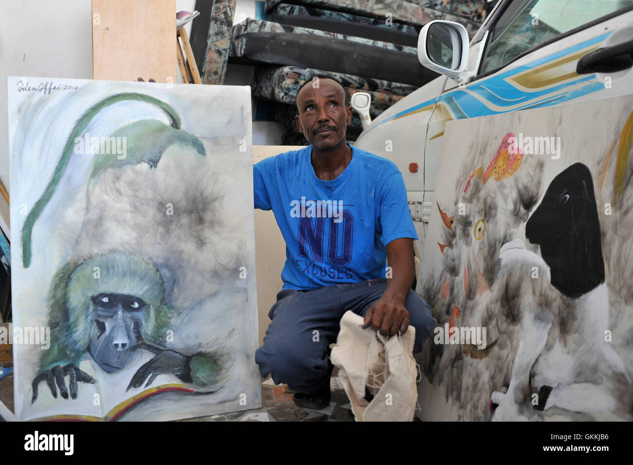 Am 26. April 2015 arbeitet der somalische Künstler Adan Farah Afey im Kunststudio Centre for Research and Dialogue (CRD) in Mogadischu. Somalische Künstler wie Afey fördern durch ihre Kunstwerke Frieden, Einheit und gute Regierungsführung. Die Hauptstadt und die umliegenden Gebiete haben nach militärischen Aktionen der somalischen Nationalarmee (SNA) und der AMISOM-Streitkräfte, die Al-Shabaab aus vielen Regionen vertrieben haben, einen erheblichen Frieden erlebt. Stockfoto