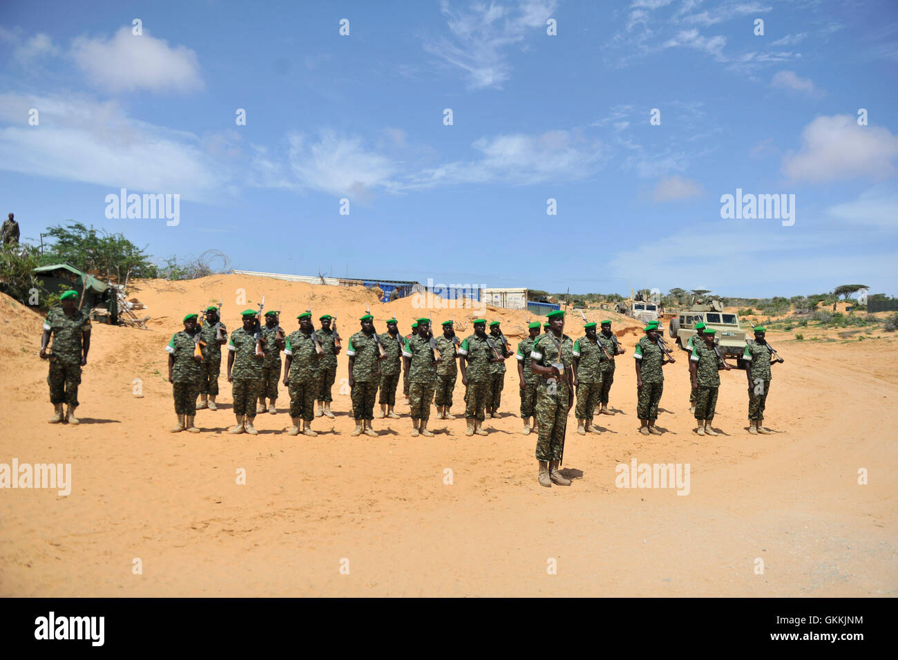 Afrian Union Truppen aus Uganda stehen Aufmerksamkeit während des Besuchs von Ugandas Chef der Verteidigung Truppen Gen Katumba Wamala in der somalischen Stadt Barawe am 23. Mai 2015.AMISOM Foto/Omar Abdisalam Stockfoto