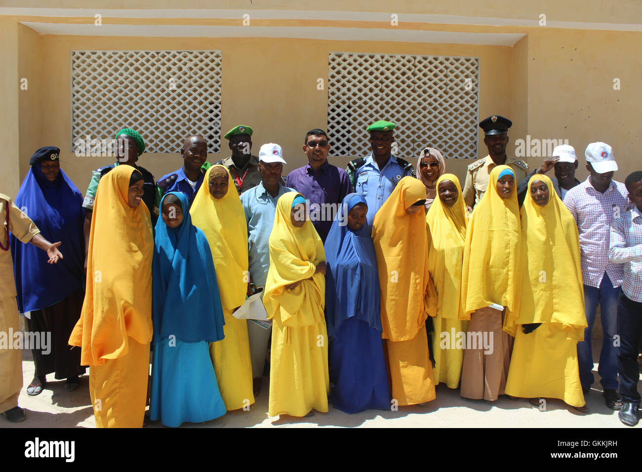 Shangani Bezirkshauptmannschaft, sagte Abdulkadir AMISOM Polizisten mit SchülerInnen stellen ein Foto am Ende eine polizeiliche Community-Event im Shangani Bezirk in Mogadischu, Somalia am 26. Mai 2015. AMISOM Foto / Mohamed Fanah Stockfoto