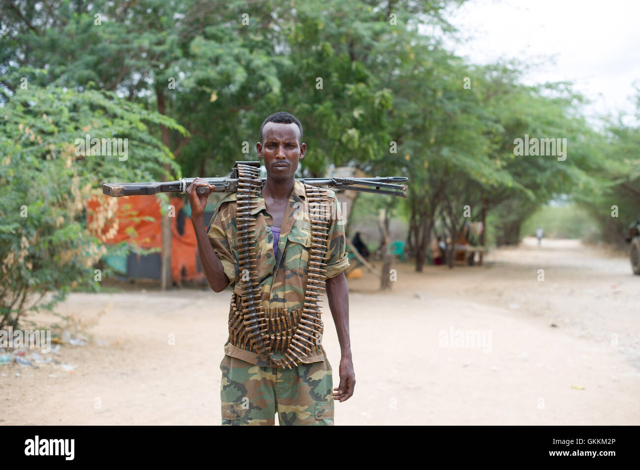 Eine somalische Soldaten auf Patrouille in Bardera, Somalia am 18. August 2015.  Mission der Afrikanischen Union in Somalia (AMISOM) unterstützen die somalische nationale Armee (SNA) vor kurzem befreit das Gebiet von der Al-Qaida-nahen Extremistengruppe Al Shabaab. AMISOM Foto / Ilyas Ahmed Stockfoto
