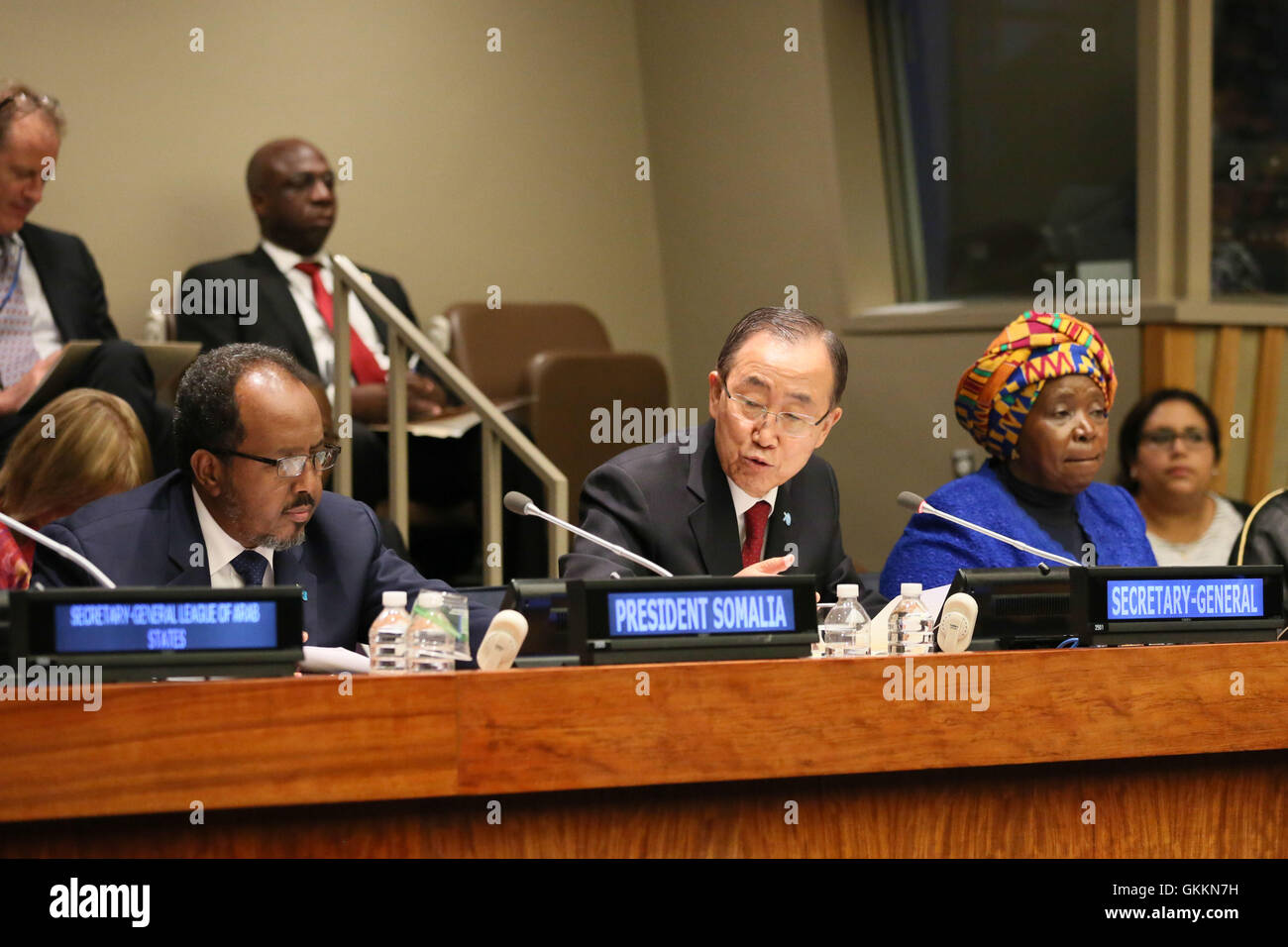 Am 28. September 2015 sprach UN-Generalsekretär Ban Ki-moon während der UN-Generalversammlung in New York auf einem hochrangigen Treffen über Somalia. Er betonte die Bedeutung der internationalen Zusammenarbeit für die Zukunft Somalias. Der somalische Präsident Hassan Sheikh Mohamoud und die Vorsitzende der AU-Kommission Nkosazana Dlamini Zuma erörterten ebenfalls die Fortschritte, die die somalische Regierung und die AMISOM bei der Stabilisierung des Landes erzielt haben. AMISOM-Foto. Stockfoto