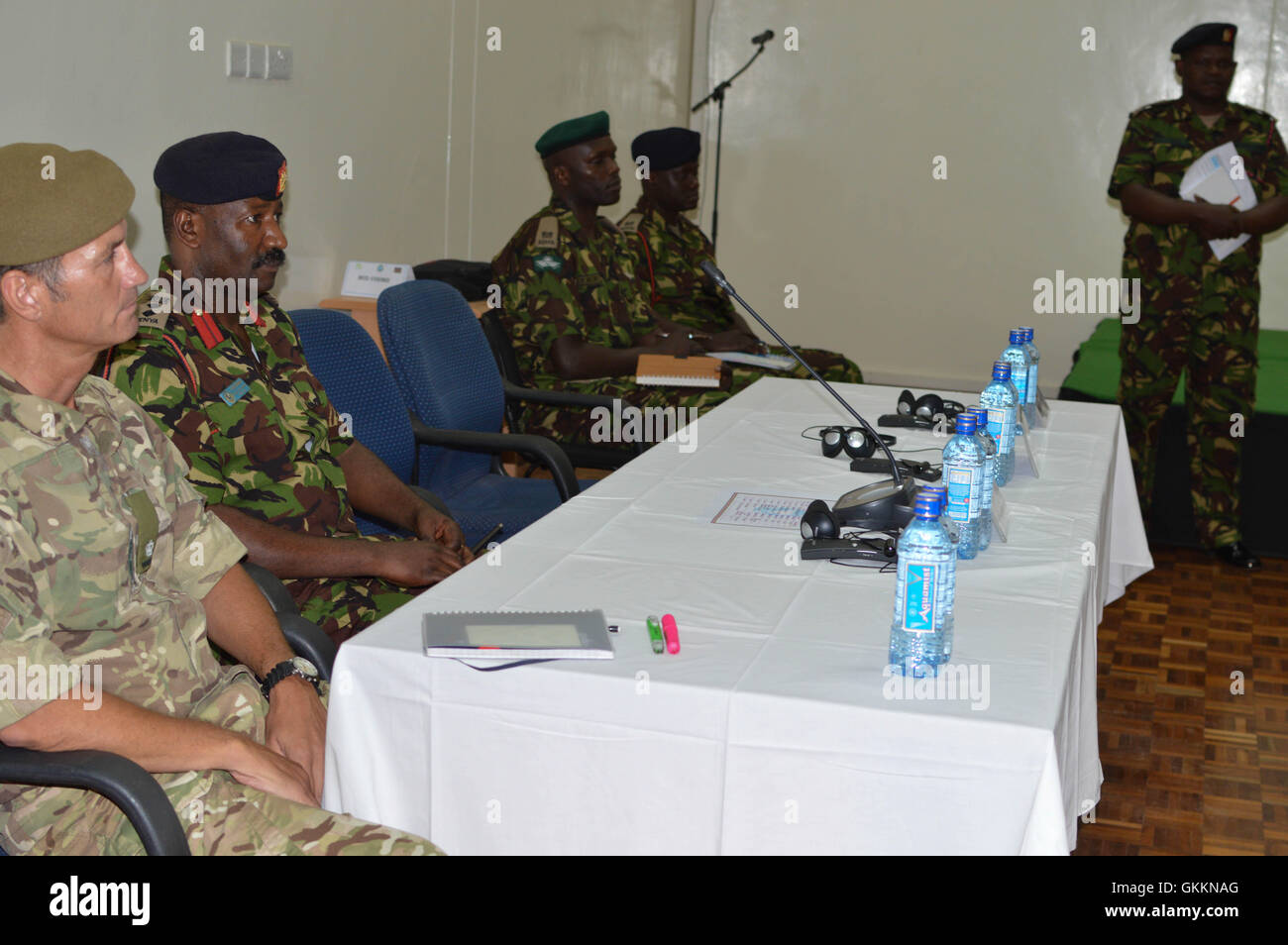 Major Robbo Robinson, Logistikberater von UKMST, und Colonel Geoffrey Gitonga, Befehlshaber von HPSS, beobachten am 28. September 2015 die Eröffnung des Kurses Advanced Logistics Officers für AMISOM in Nairobi, Kenia. Stockfoto