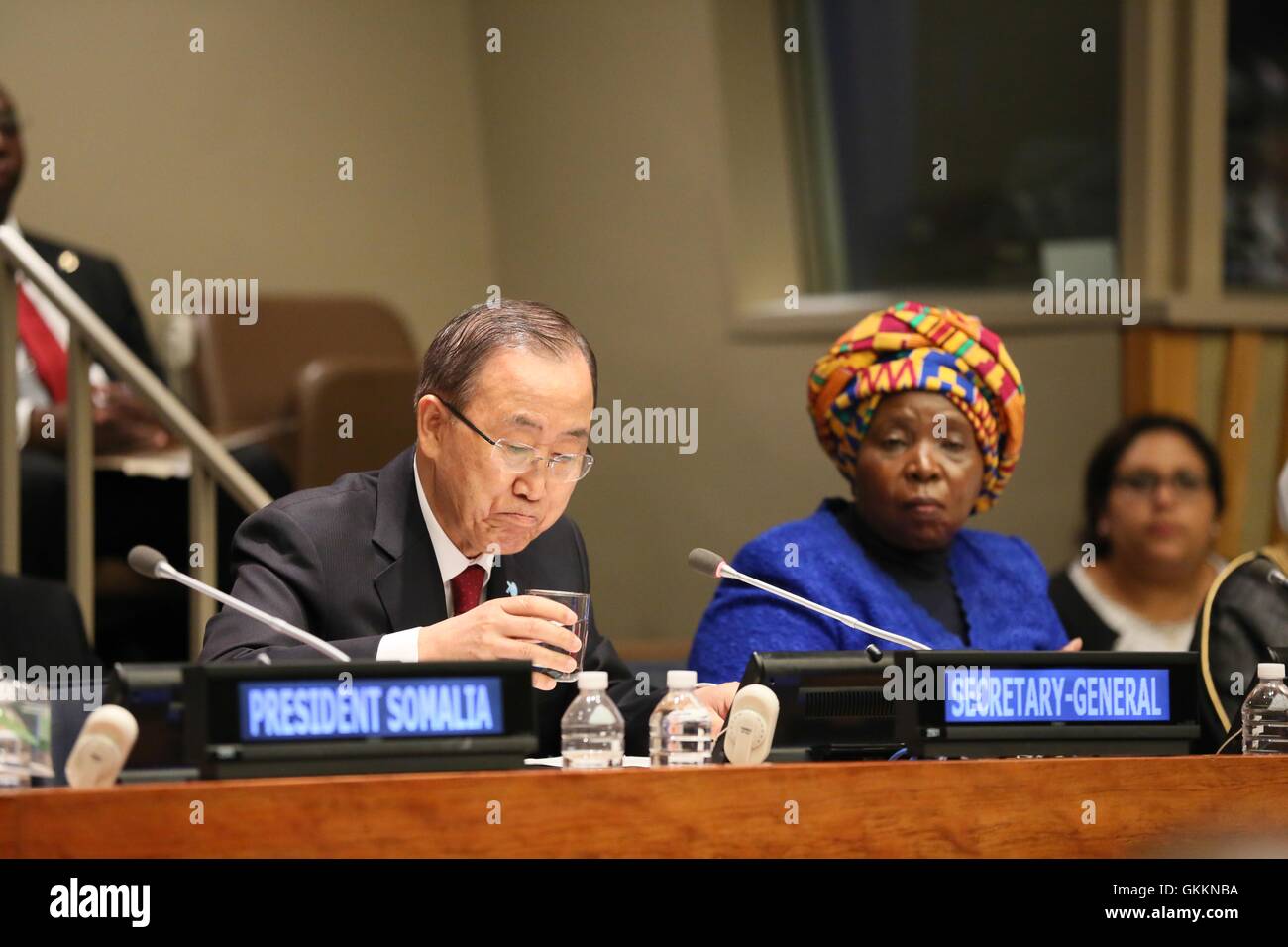 UN-Generalsekretär Ban Ki Moon und die Vorsitzende der AU-Kommission Nkosazana Dlamini Zuma erörtern die Zukunft Somalias während der UN-Generalversammlung am 28. September 2015 in New York. Sie betonten die internationale Zusammenarbeit bei den Stabilisierungsbemühungen Somalias. Stockfoto
