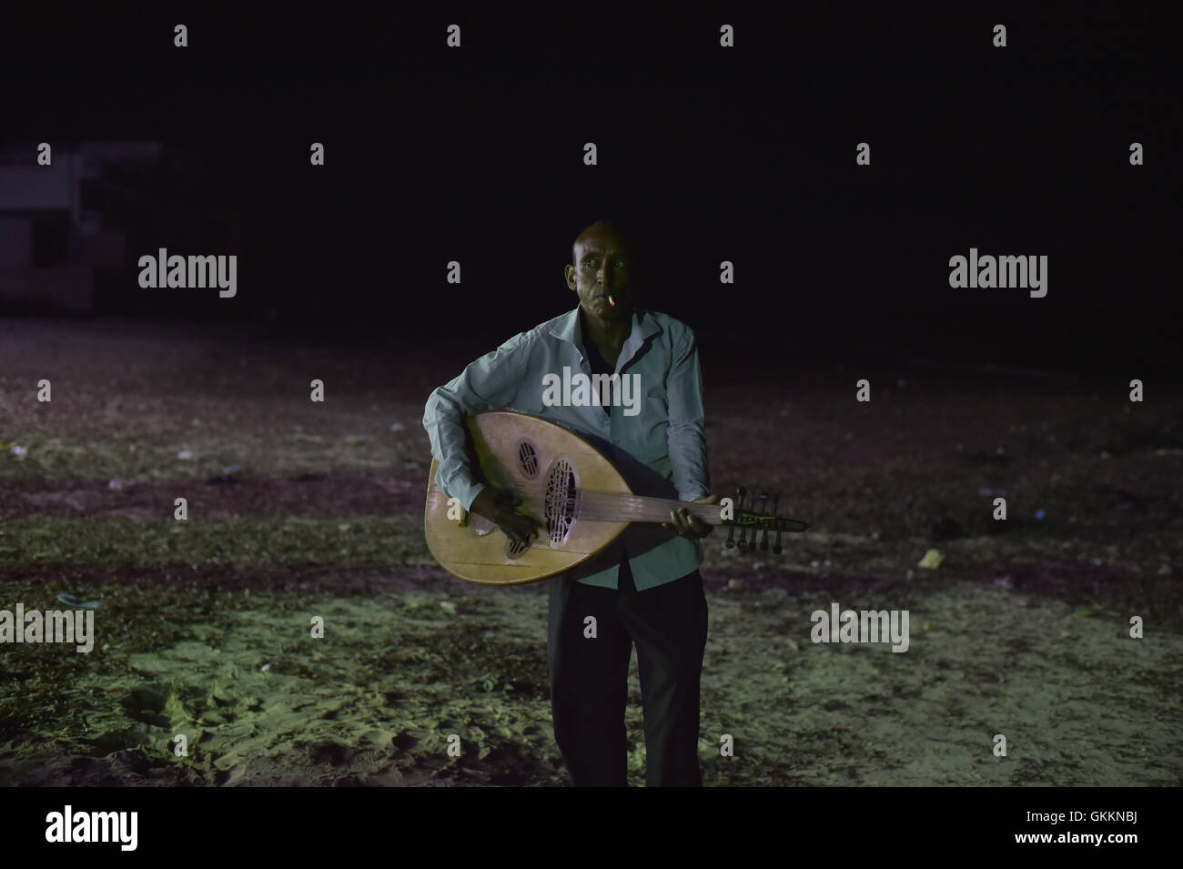 Am 23. Oktober spielt ein somalischer Mann seine Mandoline am Lido Beach in der Nähe eines beliebten Restaurants in Mogadischu. Der Strand ist ein beliebter Treffpunkt für viele Einwohner der Stadt. Stockfoto