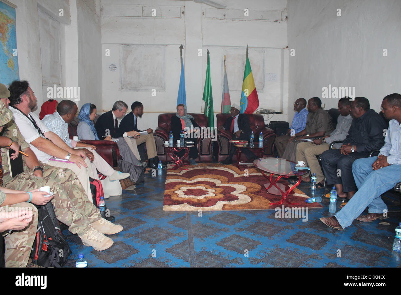 Die britische Botschafterin Harriet Mathews trifft am 25. Oktober 2015 den Präsidenten der Interim South West Administration Sharif Hassan Sheikh Aden während eines Arbeitsbesuchs in Baidoa, Somalia. Im Mittelpunkt des Treffens stand die Zusammenarbeit in Politik und Governance. AMISOM-Foto. Stockfoto