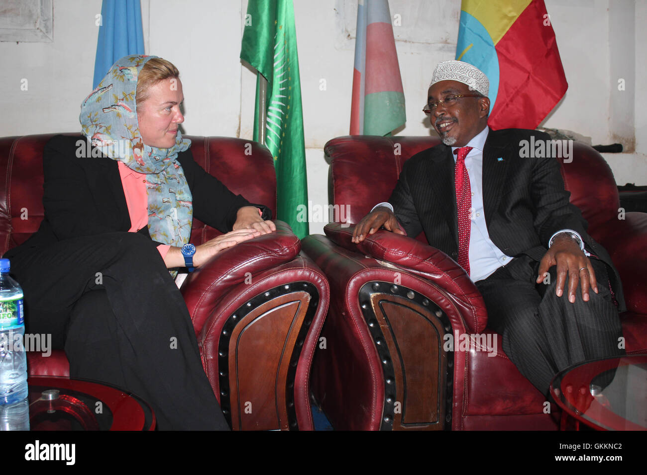 Frau Harriet Mathews, die britische Botschafterin in Somalia, trifft am 25. Oktober 2015 während eines Arbeitsbesuchs in Baidoa, Somalia, mit Präsident Sharif Hassan Sheikh Aden von der Interim South West Administration (ISWA) zusammen, um über Zusammenarbeit und regionale Entwicklung zu diskutieren. Stockfoto