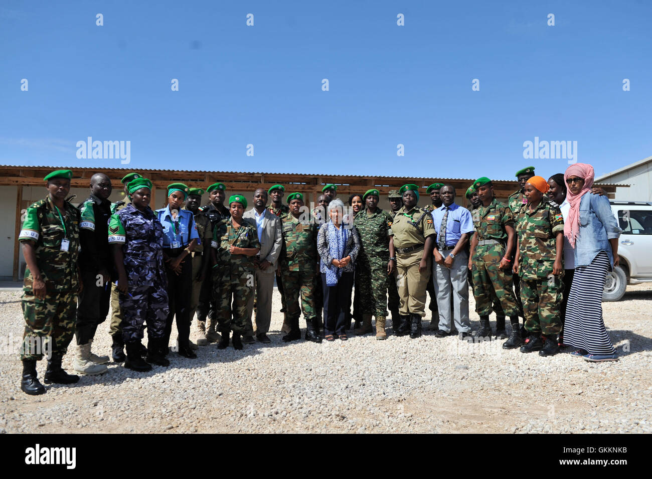 Die AMISOM stellvertretender Kommandeur, Generalmajor Mohammedesha Zeyinu und Geschlecht Shipra Bose, Senior Advisor der United Nations Assistance Mission in Somalia (UNSOM), posieren mit Geschlecht Brennpunkt Offiziere, die Mission der Afrikanischen Union in Somalia (AMISOM) angehören, nach dem Öffnen einer Trainingseinheit zur Förderung der Gleichstellung der Geschlechter, Frauen, Frieden und Sicherheit in Somalia. am 21. Oktober 2015. AMISOM Foto / Omar Abdisalan Stockfoto